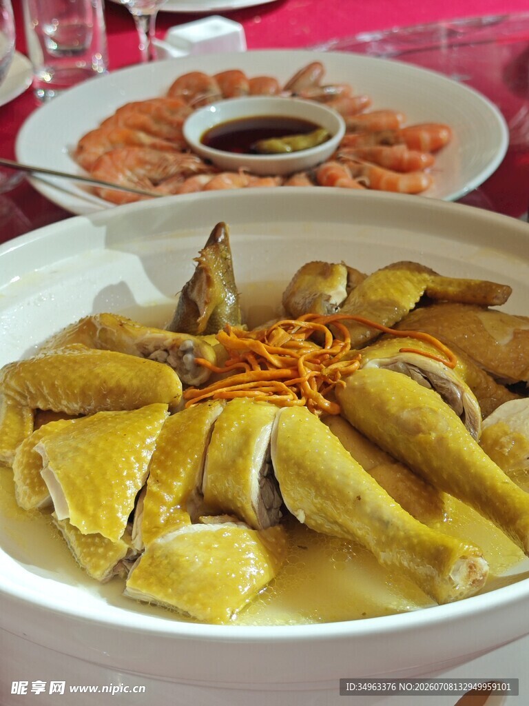美味白切鸡与鲜虾佳肴