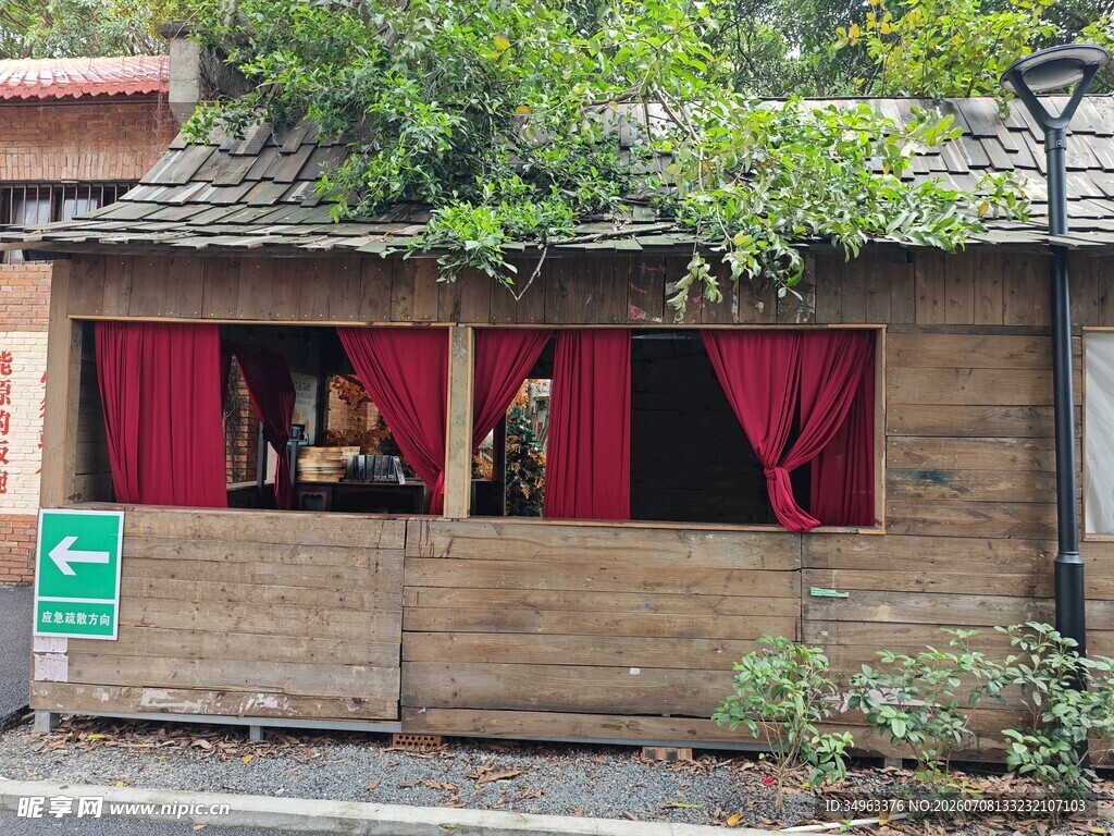 木质小屋配红色窗帘景观