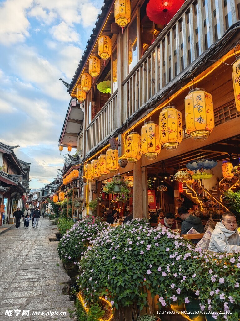 古街灯火下的惬意休闲场景
