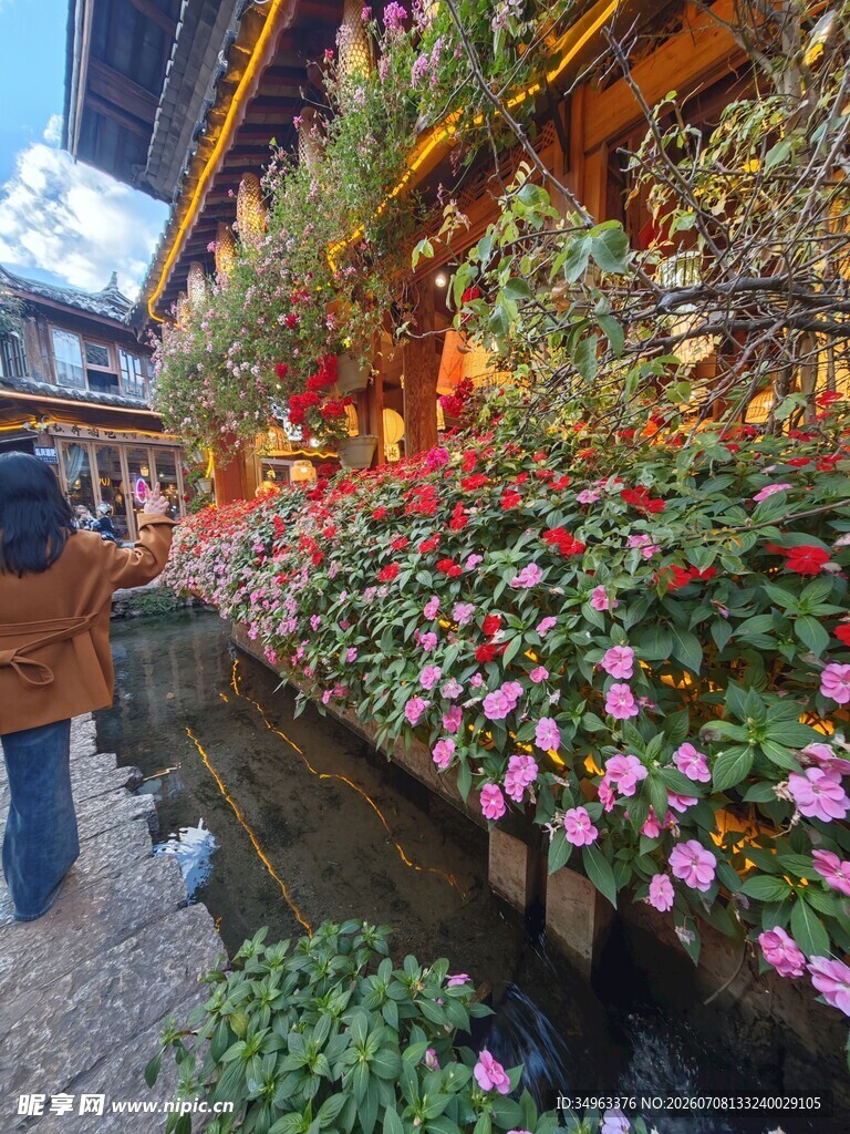 溪边繁花簇拥的古朴街道