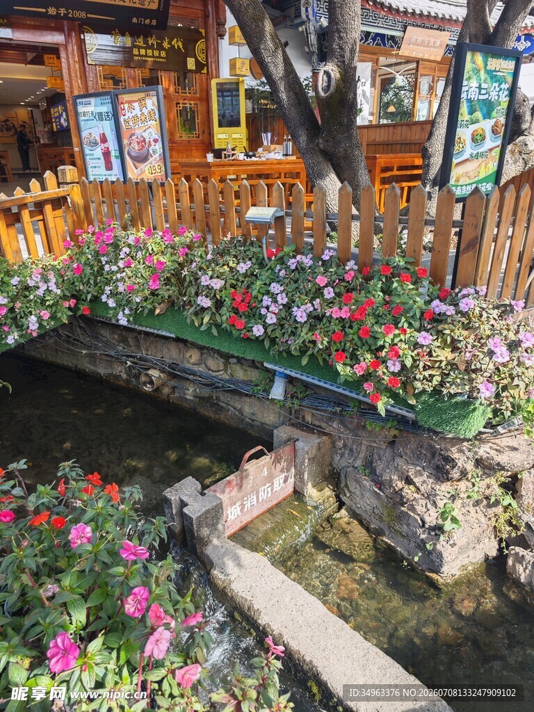 花园中的潺潺流水景观