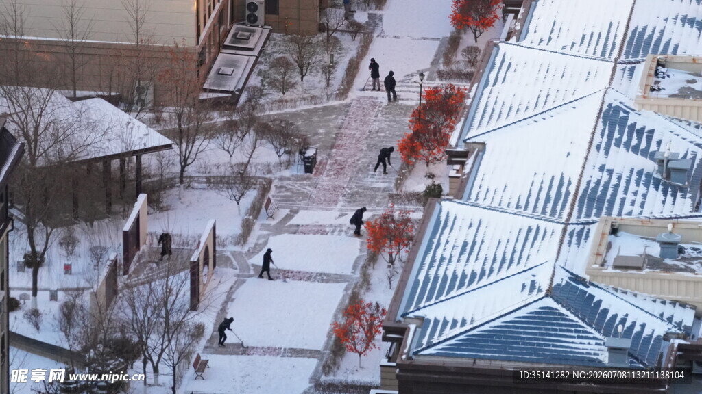 冬日雪覆小镇景象