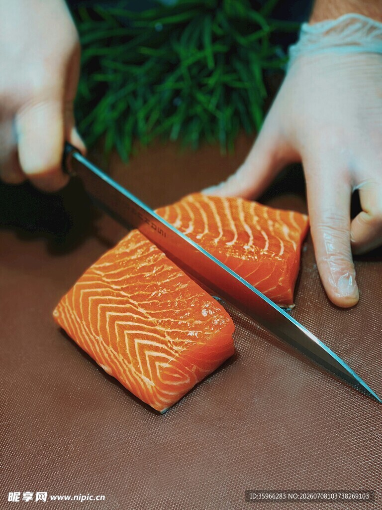 手艺人切新鲜三文鱼