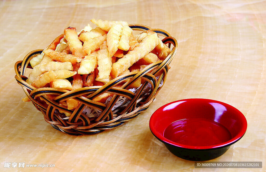 一篮薯条配红色小碟