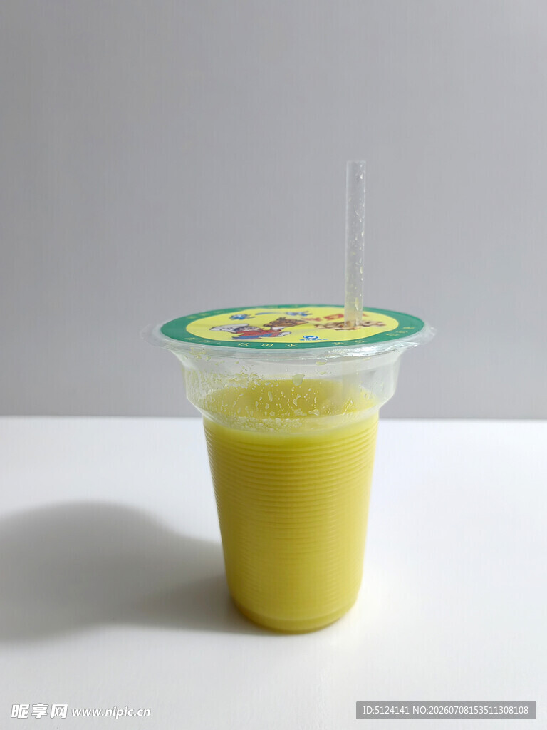 一杯玉米汁饮品