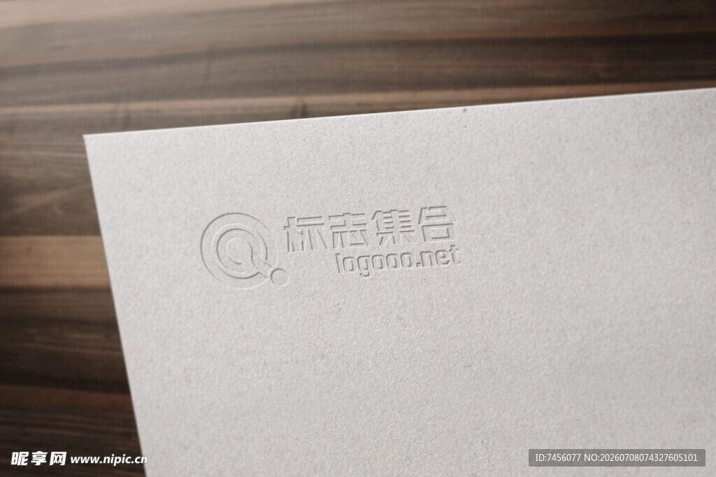 白色纸张上的品牌标志