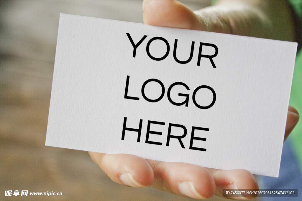 手持卡片展示logo占位处