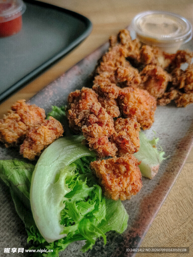 美味炸鸡配蔬菜拼盘
