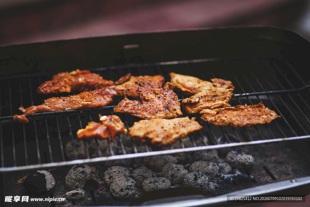 炭火上的美味烤肉