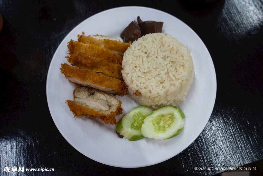 美味炸物配米饭与黄瓜