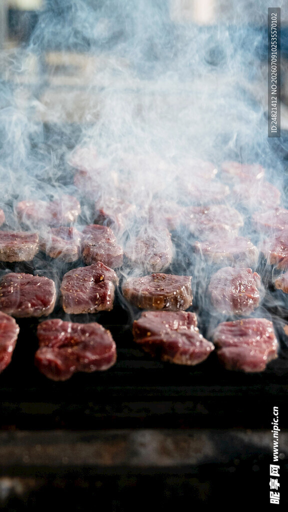 烤架上滋滋冒热气的牛肉