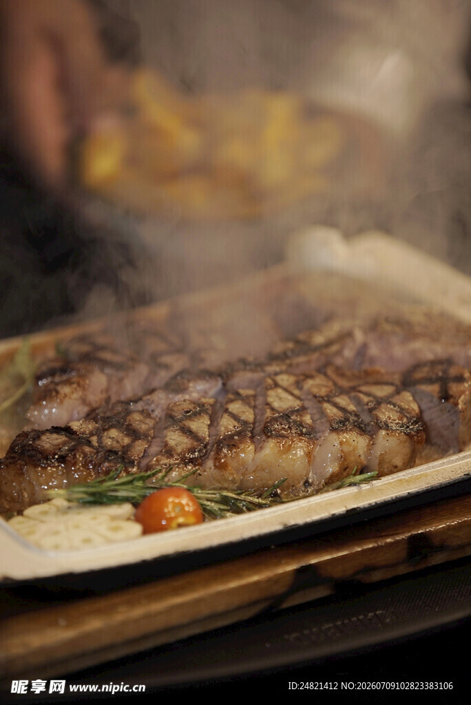 美味烤肉牛排诱人呈现