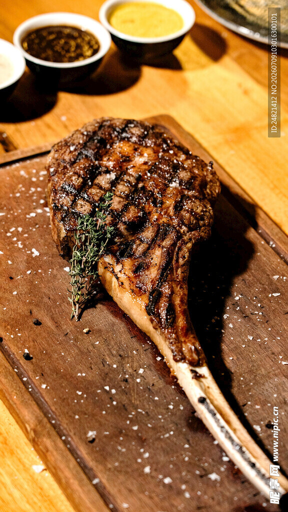 美味烤羊排配多样蘸料