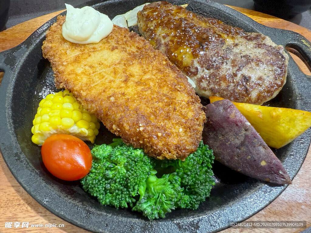 美味炸鱼配多彩配菜