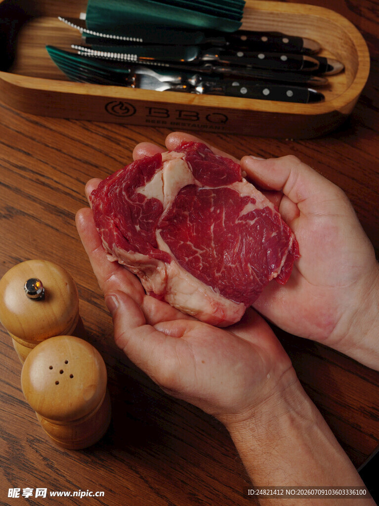 双手捧持的新鲜生牛肉