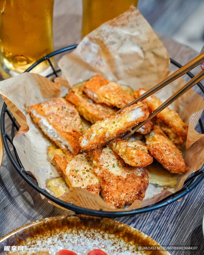香酥炸串搭配冰爽啤酒