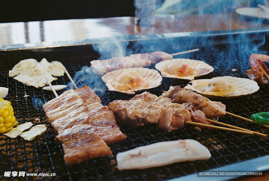 户外烧烤美食诱人场景