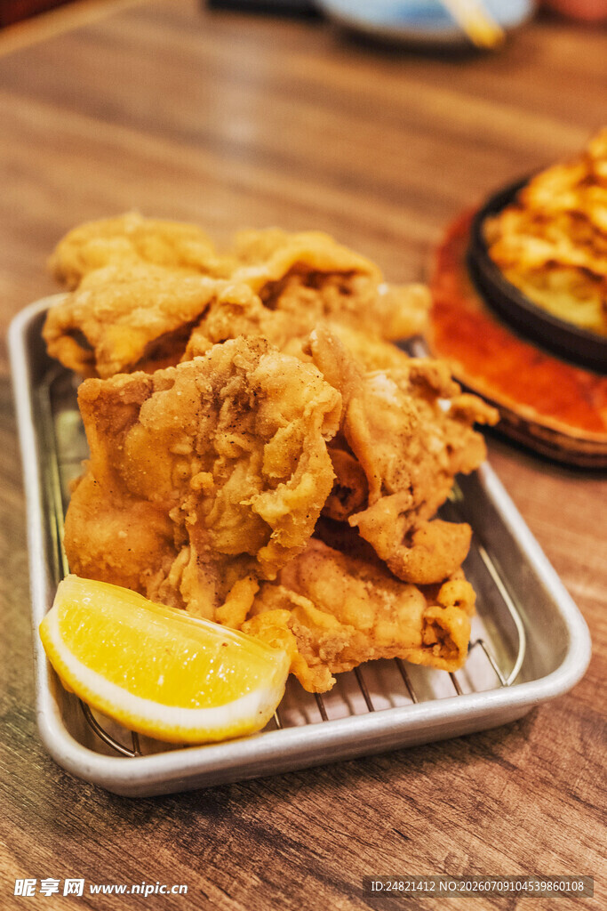 香酥炸鱿鱼配柠檬