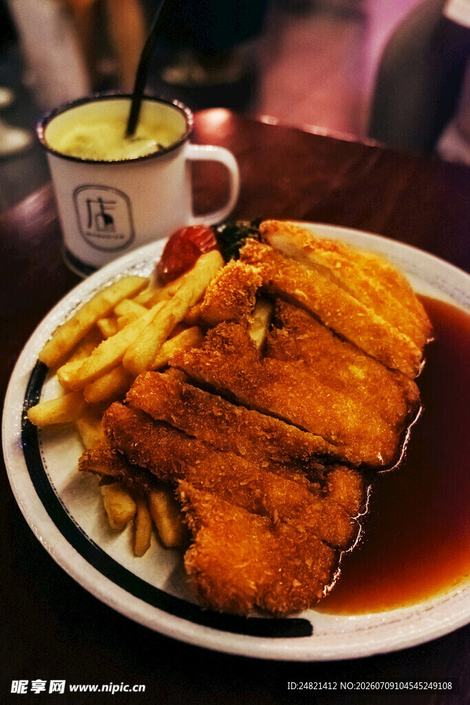 美味炸鱼薯条配特色饮品