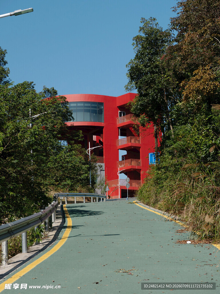 公路旁的红色建筑景观