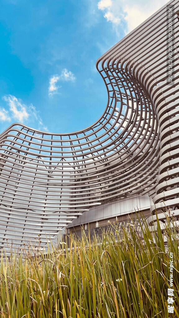 现代建筑与草地蓝天景观