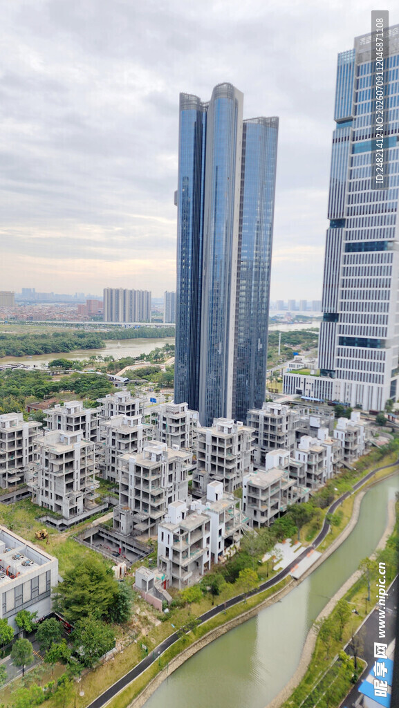 城市河畔高楼建筑群景观