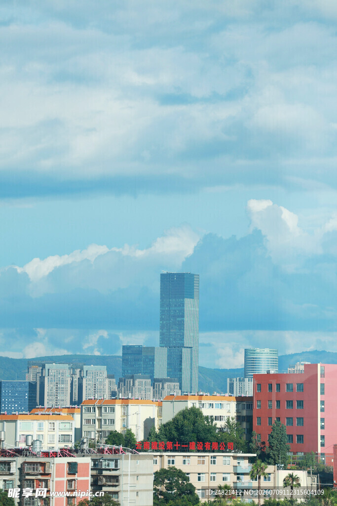 城市天际线与多彩建筑景观