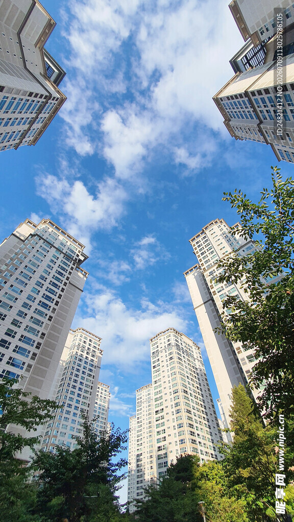 仰望都市高楼与蓝天白云