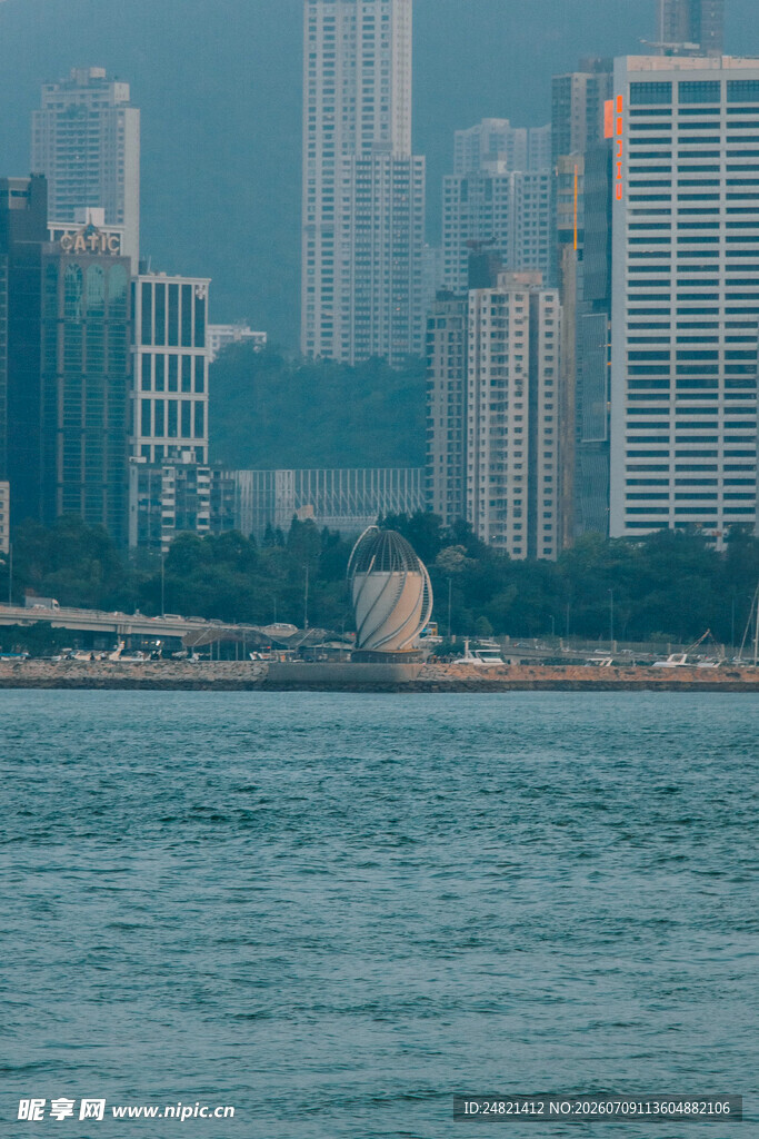 海滨城市天际线景观