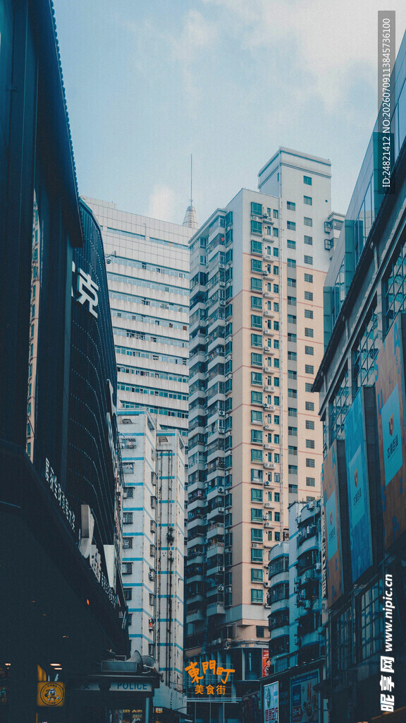 城市高楼间的街道景象
