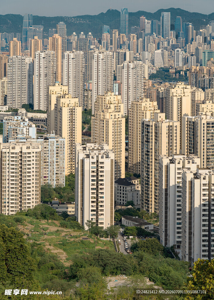 城市高楼与绿意景观