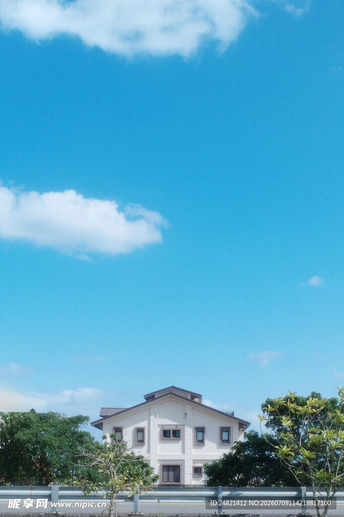 蓝天白云下的精美建筑