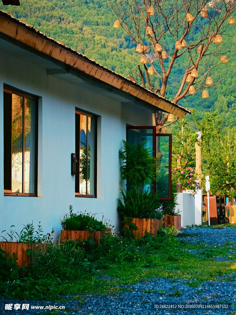 乡村小屋的宁静美好