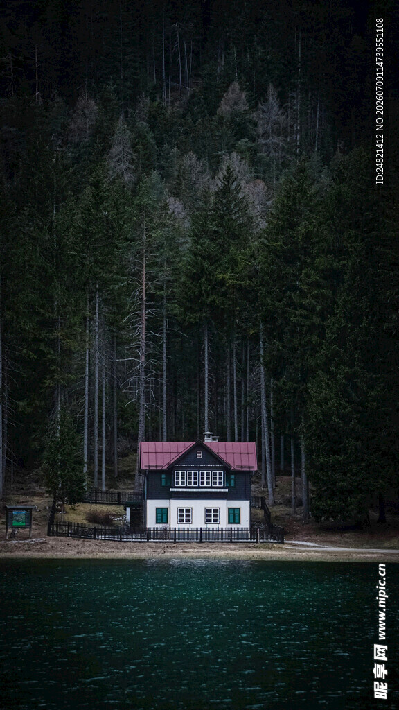 湖畔林间小屋