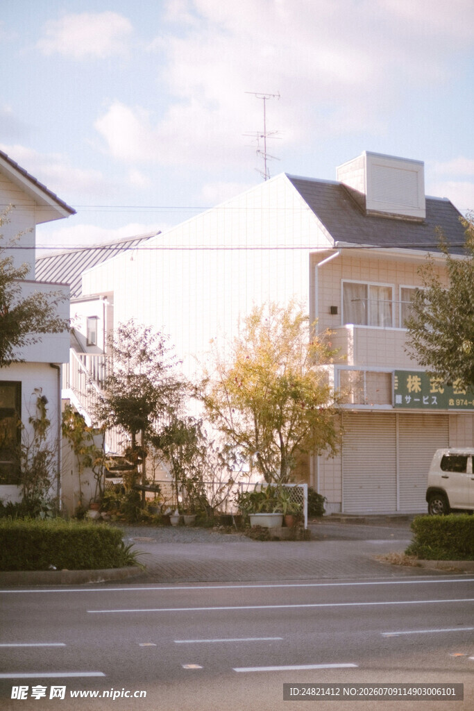 街道旁的日式建筑景观
