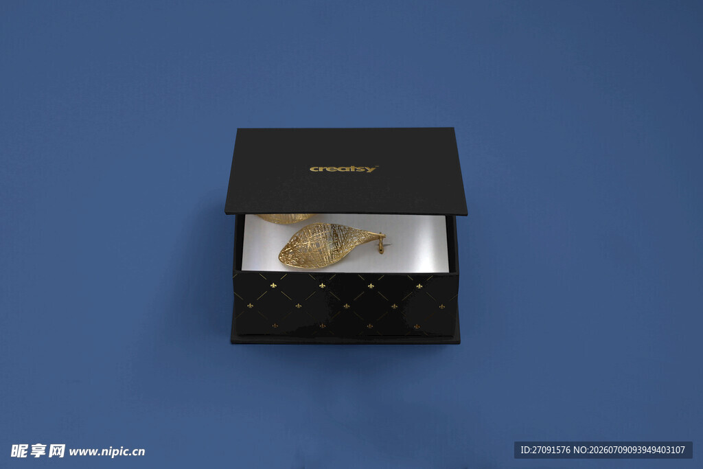 黑色盒中精致金色饰品样机