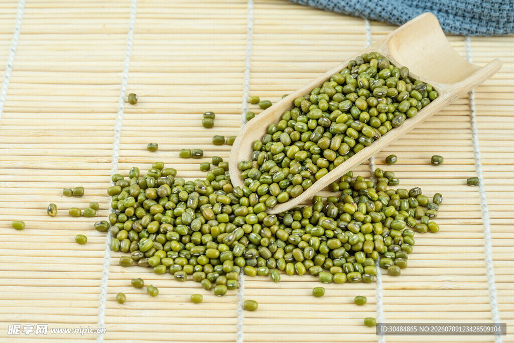 新鲜绿豆散落