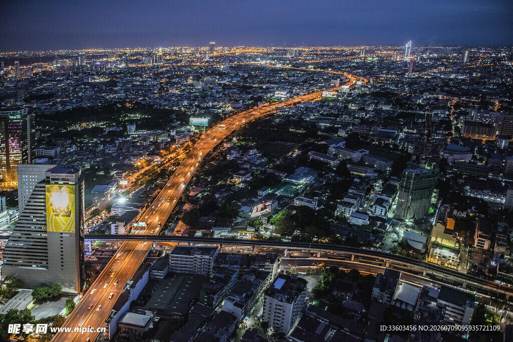 城市夜景中的璀璨交通脉络