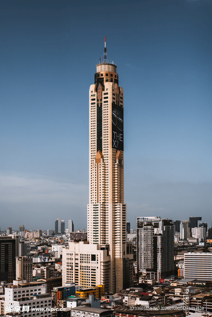 城市中高耸的地标性摩天楼