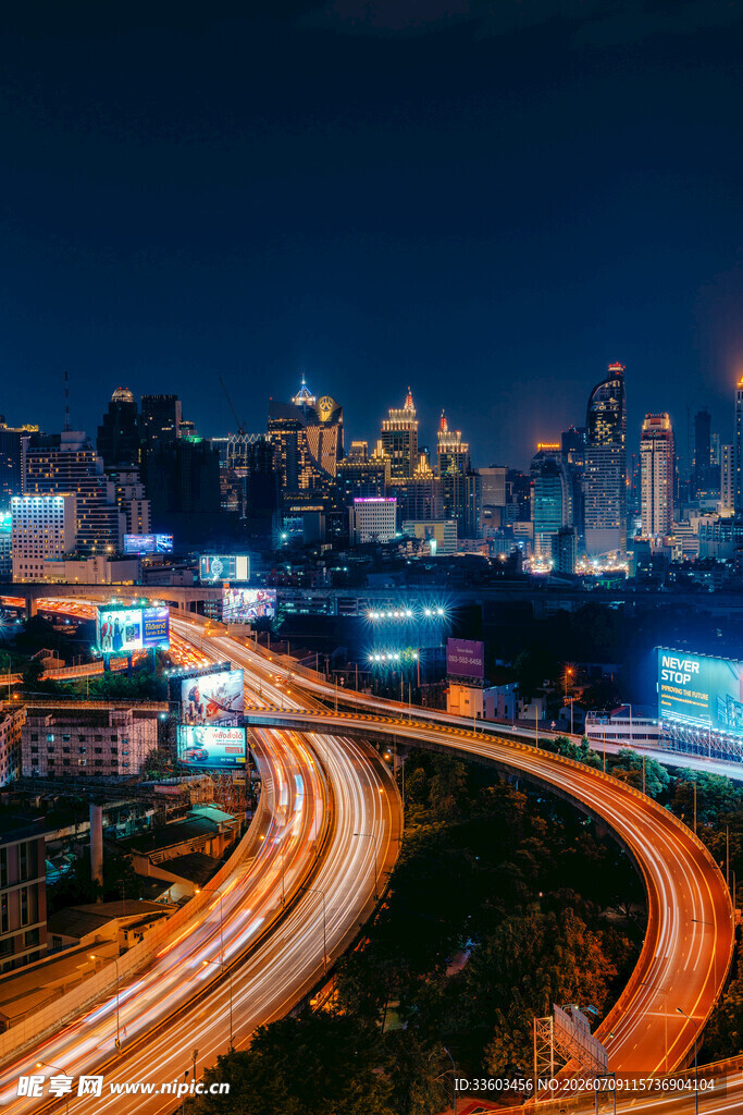 城市夜景中的蜿蜒公路