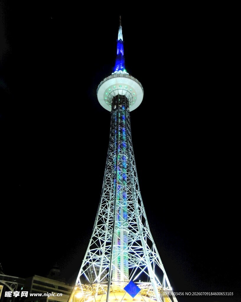 夜晚璀璨的高耸电视塔