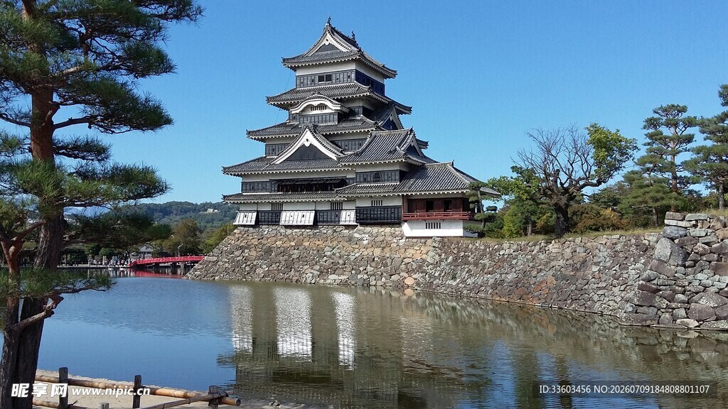 日本松本城临水景致
