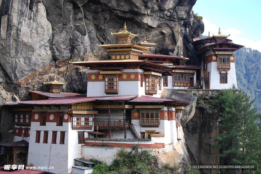 悬崖上的精美寺庙建筑
