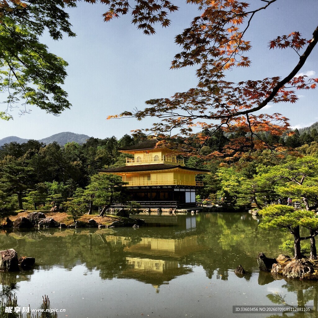 日本金阁寺湖畔美景