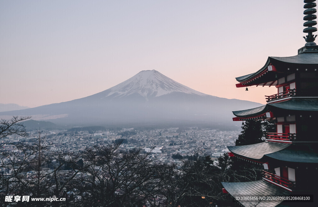 富士山前的传统日式塔楼