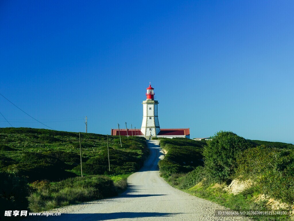 通往灯塔的乡间小路