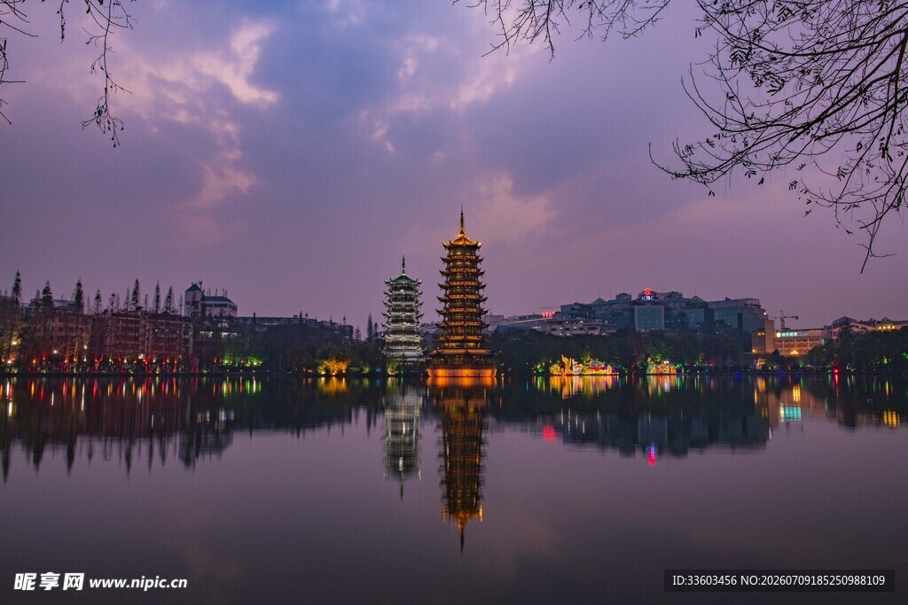 湖畔古塔夜景静谧如画