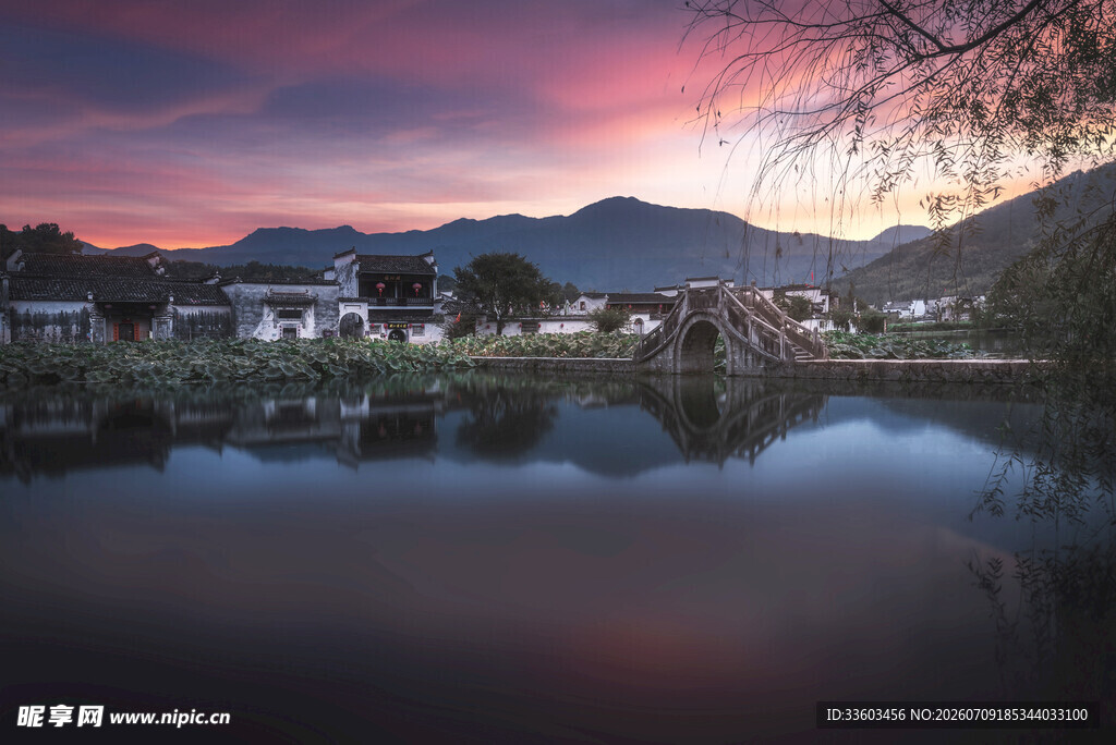 湖畔暮色美景