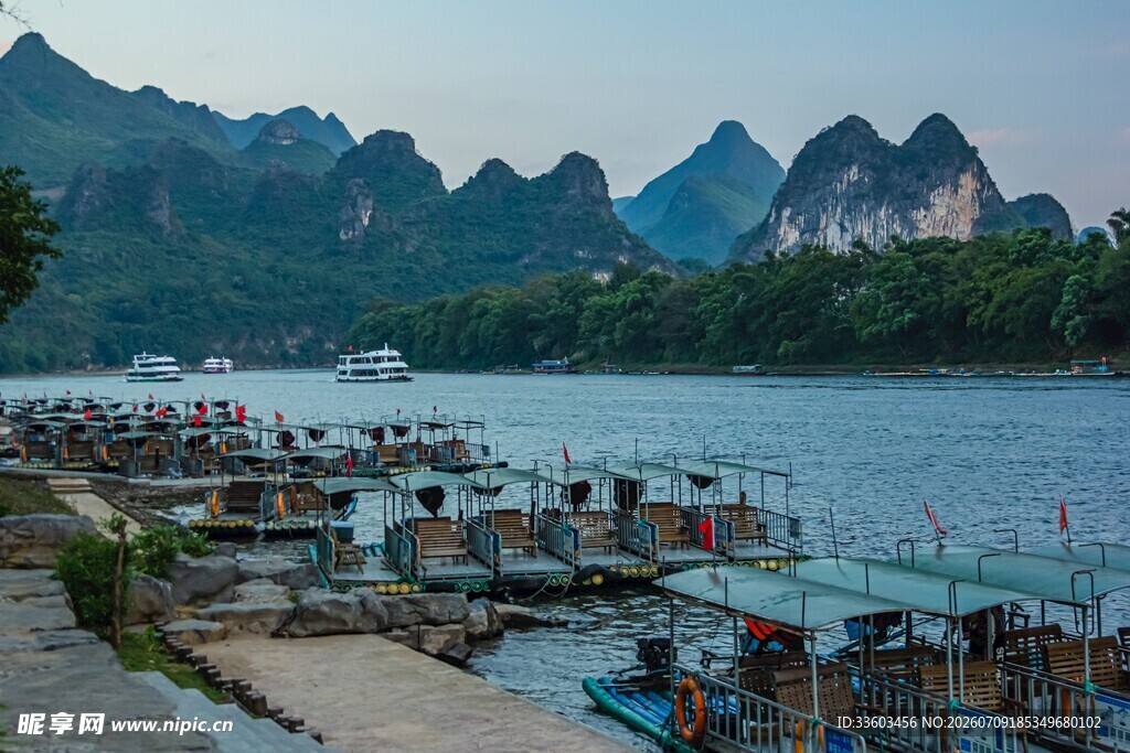 漓江畔的水上船只景观