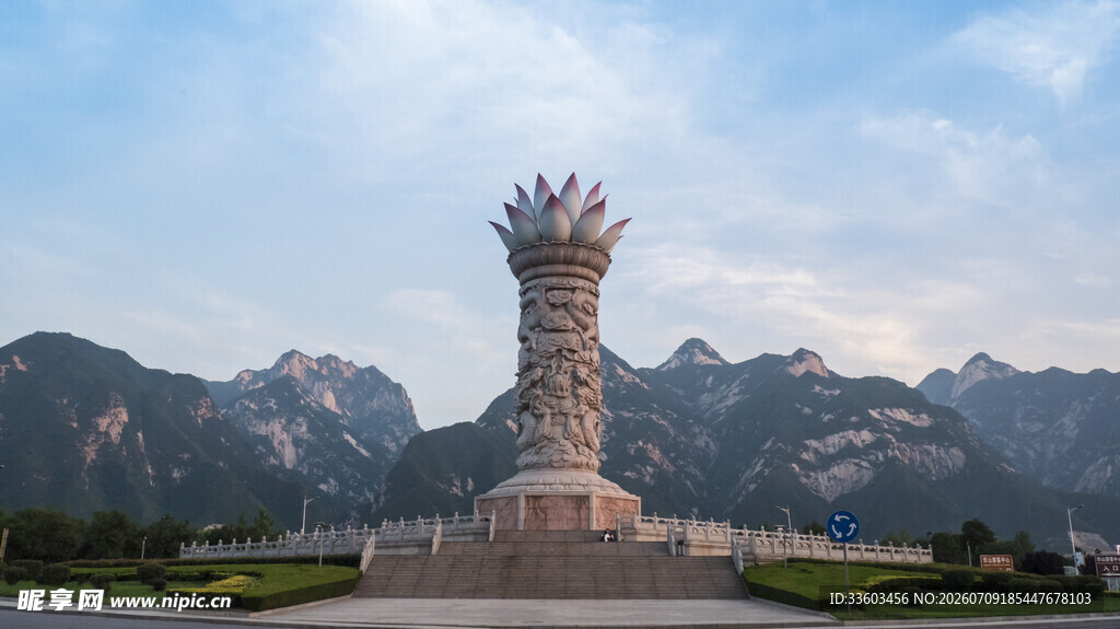 巍峨群山前的巨型雕塑